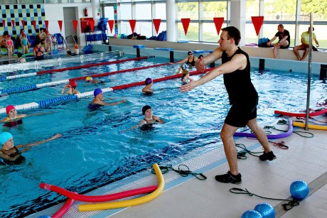 zajęcia w wodzie - ćwiczenia dla osób z bólami kręgosłupa - szkoła pływania Aquamania